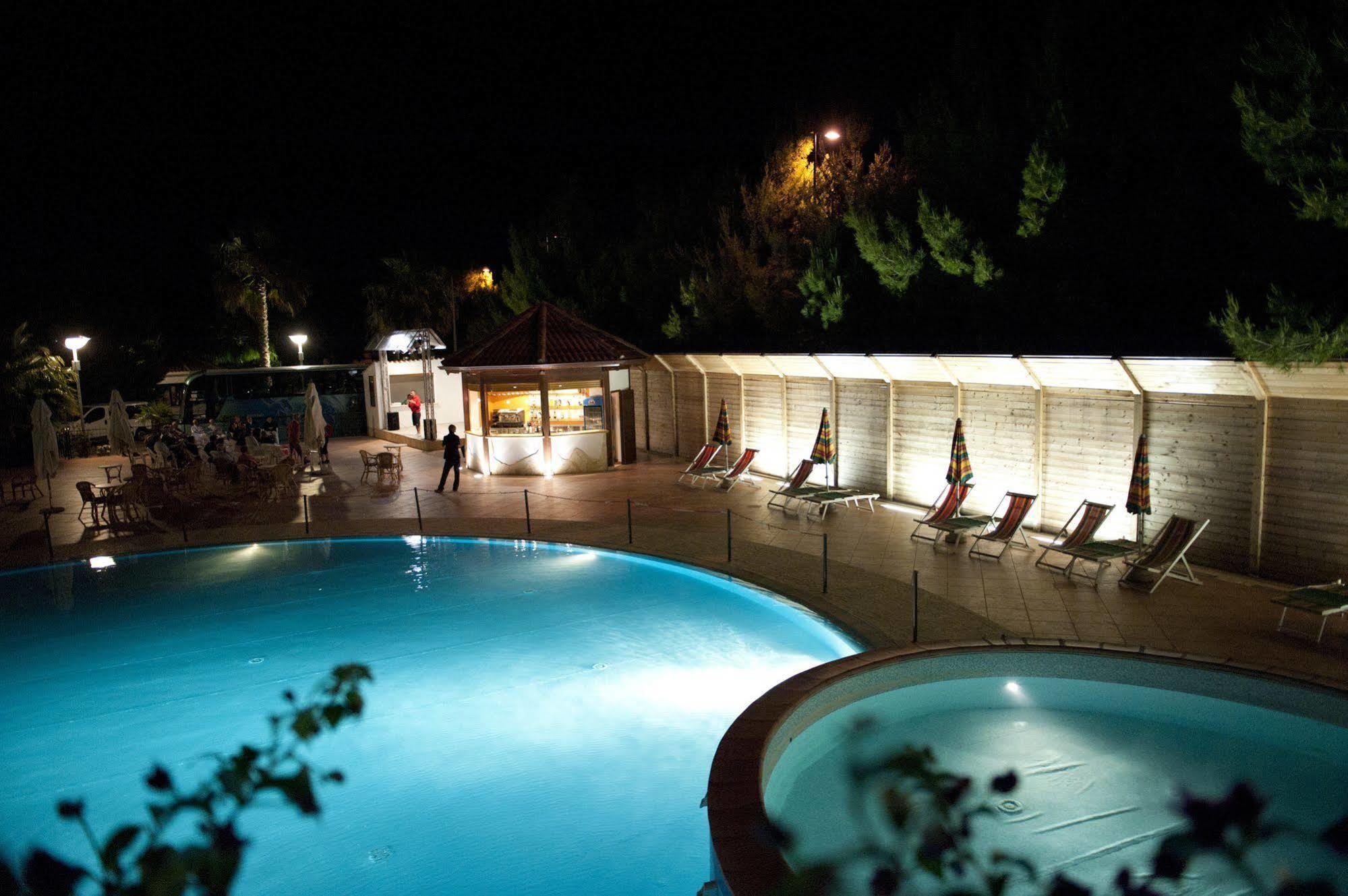Oasiclub Hotel Весте Екстериор снимка